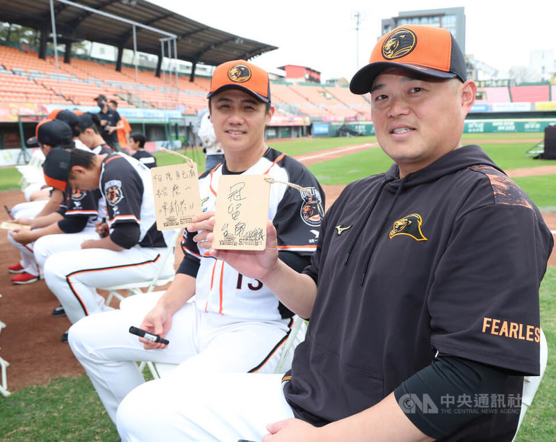 「金鏞連線」最後一季，中華職棒統一獅隊41歲野手胡金龍（右）今年確定為引退年，他表示，好友陳鏞基（右2）沒有特別說什麼，但即便不當球員私下都還是好朋友，「陳鏞基應該可以打到50歲」。中央社記者張新偉攝　114年2月2日