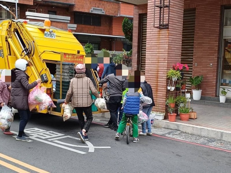 高雄市環保局評估3日有加強垃圾清運必要，自中午12時起加強原高市（楠梓、左營、鼓山、三民、鹽埕、前金、新興、苓雅、前鎮、旗津、小港區）及鳳山區日間垃圾清運，夜間維持正常收運。（高雄市政府環保局提供）中央社記者張已亷傳真  114年2月3日