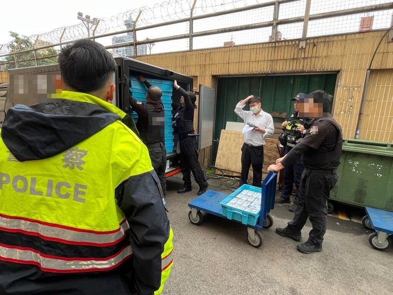 春節連假結束，台中市警察局第4分局3日接獲護鈔任務，全程荷槍戒備，順利將年節期間收取的逾20億元現鈔安全送達銀行、存入金庫。（民眾提供）中央社記者郝雪卿傳真  114年2月3日