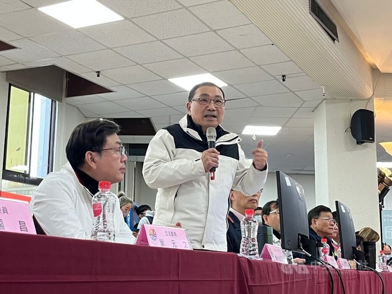 新北市政府3日舉行行動治理座談會，市長侯友宜（前左2）到板橋區公所與板橋區里長及民代座談時表示，一旦新版財劃法施行，「只要中央核定新台幣374億元，絕對把基礎建設擺在第一位」。中央社記者趙敏雅攝 114年2月3日