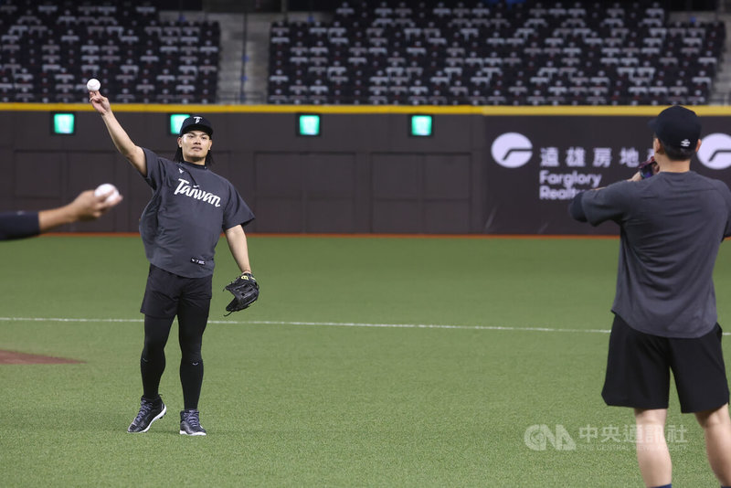 世界棒球經典賽(WBC)資格賽台灣隊3日起在台北大巨蛋開訓,目前集訓階段從35人增加為36人,隊員張育成(左)等人在場中傳接球暖身。中央社記者王騰毅攝 114年2月3日