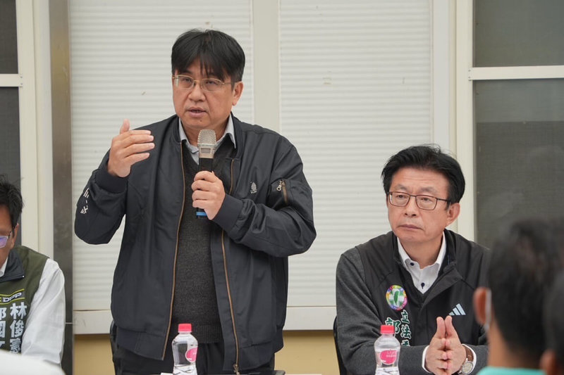 民進黨立委郭國文(右)3日邀請國土署長吳欣修(左)等相關單位官員,到台南楠西區與受震災影響民眾進行座談。(郭國文服務處提供)中央社記者楊思瑞台南傳真 114年2月3日