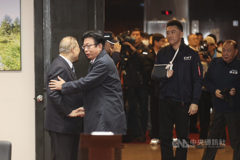 立法院第11屆第3會期3日報到,民進黨立委郭國文(左2)拔得頭籌,報到前與立法院祕書長周萬來(左)握手致意。右起為國民黨立委陳永康、林沛祥。中央社記者鄭清元攝 114年2月3日