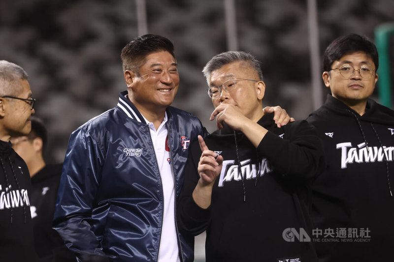 經典賽資格賽台灣隊開訓儀式3日在台北大巨蛋舉行,中華職棒大聯盟會長蔡其昌(中右)、中華民國棒球協會理事長辜仲諒(中左)出席,兩人交換意見互動熱絡。中央社記者王騰毅攝 114年2月3日