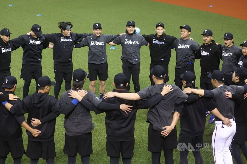 世界棒球經典賽(WBC)資格賽台灣隊開訓儀式3日在台北大巨蛋舉行,「國防部長」張育成(後左5)與隊員在場中圍圈呼口號提振士氣,準備開練。中央社記者王騰毅攝 114年2月3日