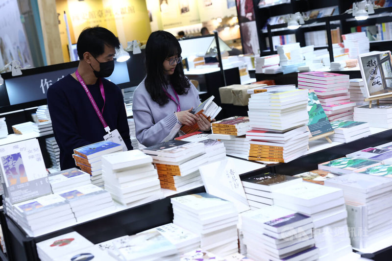 2025台北國際書展即將在4日登場,3日世貿一館展區內可見工作人員忙著陳列書籍,為開幕做準備。中央社記者王騰毅攝 114年2月3日