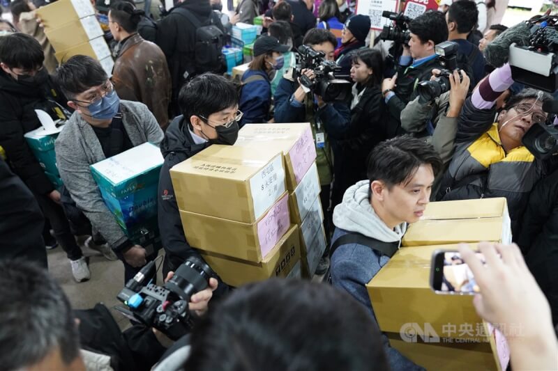 各地罷免團體3日上午在中選會外集結，將一箱箱的連署書搬進中選會送交審查。中央社記者徐肇昌攝 114年2月3日