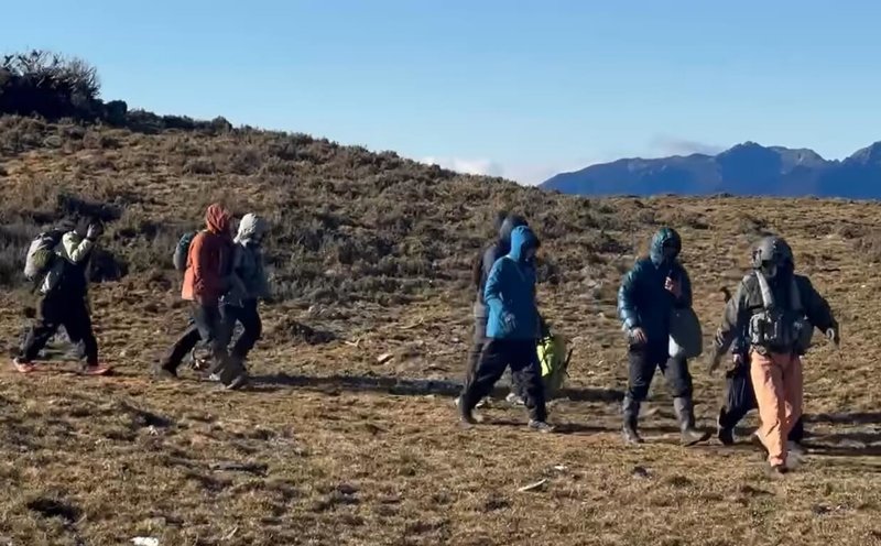 7人隊伍登南三段，1名女子腳踝扭傷先由直升機載下山，後其餘6人也以無雪地裝備不敢前進為由請求救援，空勤總隊直升機2日將6人載下山。（空勤總隊提供）中央社記者蕭博陽南投縣傳真 114年2月3日