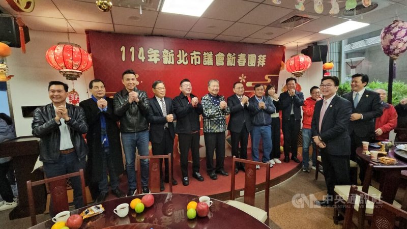 新北市長侯友宜(左7)3日上午率副市長劉和然(前右)等人到新北市議會,和新北市議長蔣根煌(左6)等人一同向朝野黨團幹部及員工賀年及發放紅包。中央社記者王鴻國攝 114年2月3日