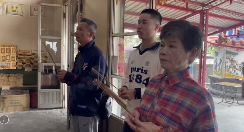 農曆春節假期結束,旅美棒球選手林昱珉(中)3日陪著阿嬤、爸爸來到台東市廟宇參拜,祈求平安。(民眾提供)中央社記者李先鳳傳真 114年2月3日