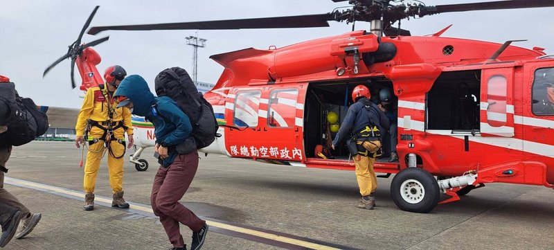 高雄市近日降雨，山區溪水暴漲，6人受困拉庫音溪旁營地，3日上午經空中勤務總隊直升機吊掛全數順利脫困，皆意識清醒、無生命危險。（空勤總隊提供）中央社記者張已亷傳真  114年2月3日