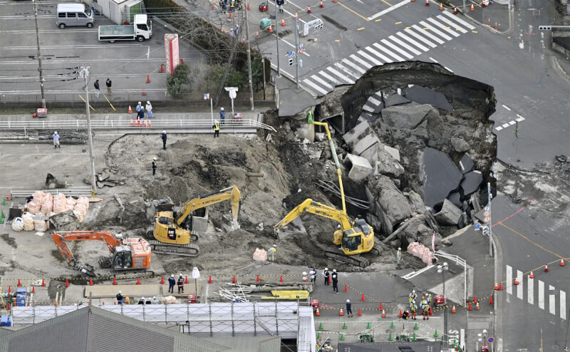 日本埼玉縣八潮市一處交岔路口發生大規模路面塌陷。（共同社）