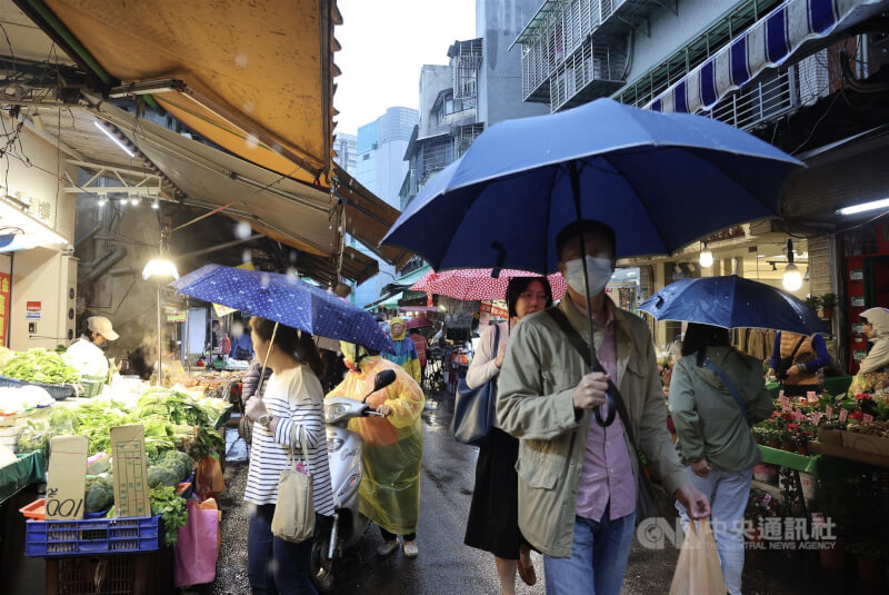 圖為台北市虎林街菜市場人潮。（中央社檔案照片）