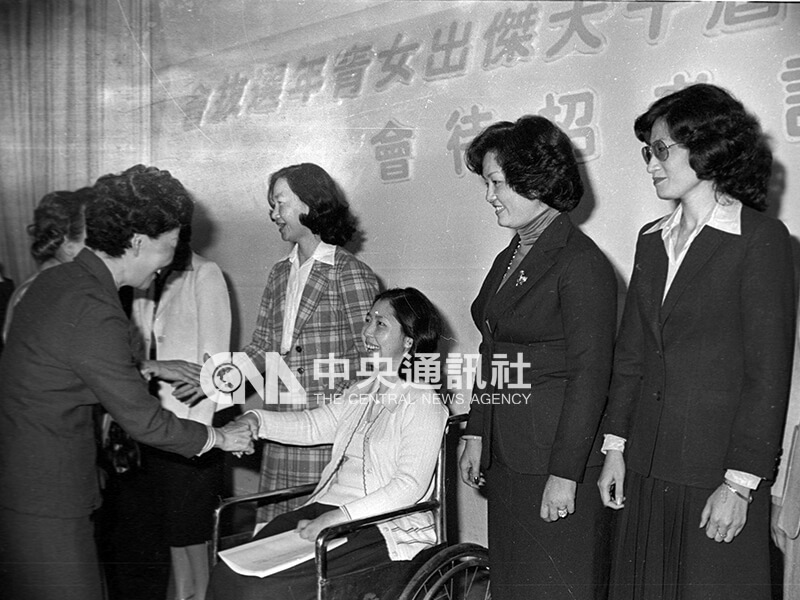 中華民國第八屆十大女青年選拔會,在台北中廣公司會議室記者會中宣布當選人名單,選拔會評審委員王亞權(左)向當選人劉俠(中坐者)致賀。中央社記者劉偉勳攝 69年3月17日