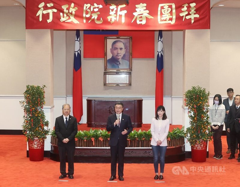 行政院長卓榮泰（前中）、祕書長龔明鑫（前左）、發言人李慧芝（前右）3日出席新春團拜，向院本部官員拜年，卓榮泰致詞重點以抱歉、感謝與期許3大面向進行。中央社記者郭日曉攝  114年2月3日