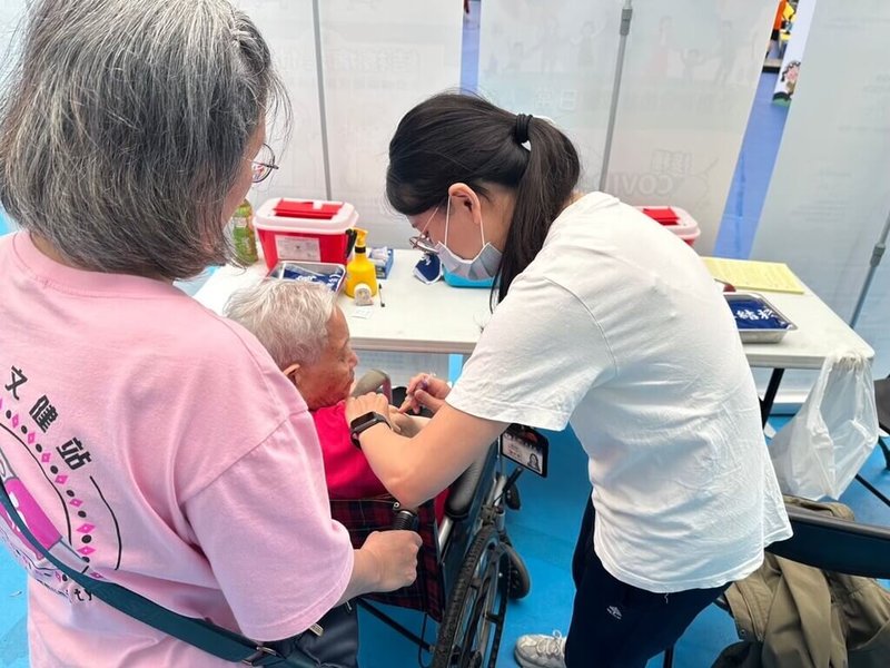 藝人大S因流感驟逝，各地湧現施打公費流感疫苗人潮；花蓮縣衛生局4日表示，目前全縣公費流感疫苗僅剩1000餘劑，即將用罄，呼籲高風險族群快去施打。（花蓮縣衛生局提供）中央社記者李先鳳傳真  114年2月4日