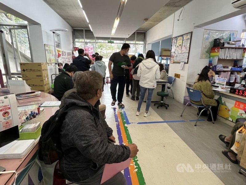 台東市衛生所表示,受到藝人大S赴日期間因流感併發肺炎逝世影響,4日上午湧入施打公費流感疫苗人潮;3日僅有6人施打,4日上午湧入逾50名民眾。中央社記者盧太城台東攝 114年2月4日