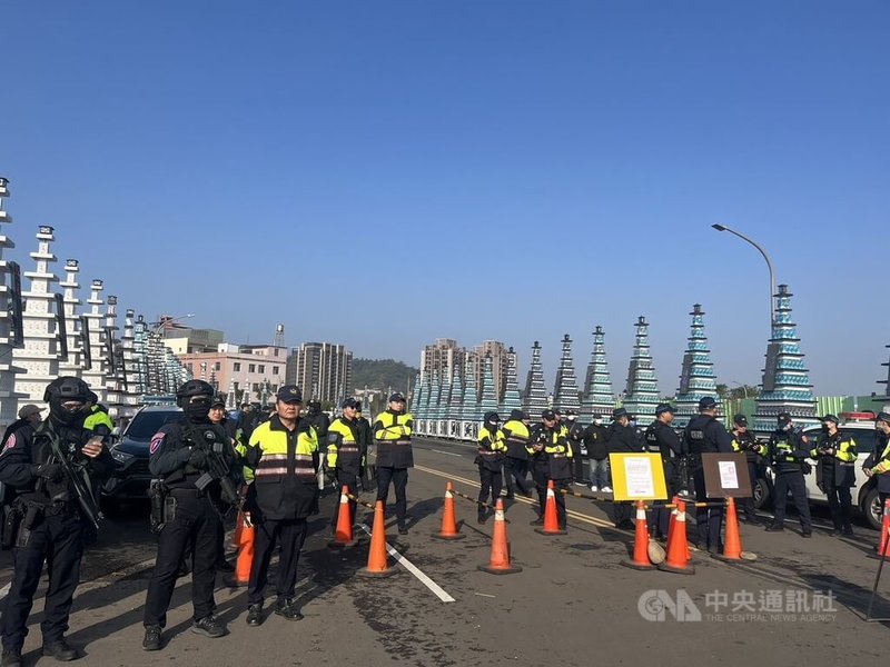竹縣有幫派背景的劉姓男角頭遭槍擊死亡案,劉男家屬4日舉行告別式,新竹縣竹東警分局表示,為防滋事狀況發生,也避免影響用路人權益,出動近150名警力到場維安,並設置攔檢站。中央社記者郭宣彣攝 114年2月4日