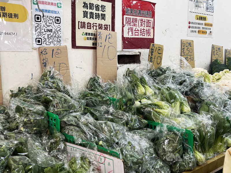 歷經春節多日休市，台北果菜批發市場整體蔬菜交易均價呈現下跌，4日每公斤僅新台幣21.9元。農業部農糧署表示，下週學校陸續開學、元宵節過後，市場需求會增加，交易熱度也會回穩。中央社記者楊淑閔攝  114年2月4日