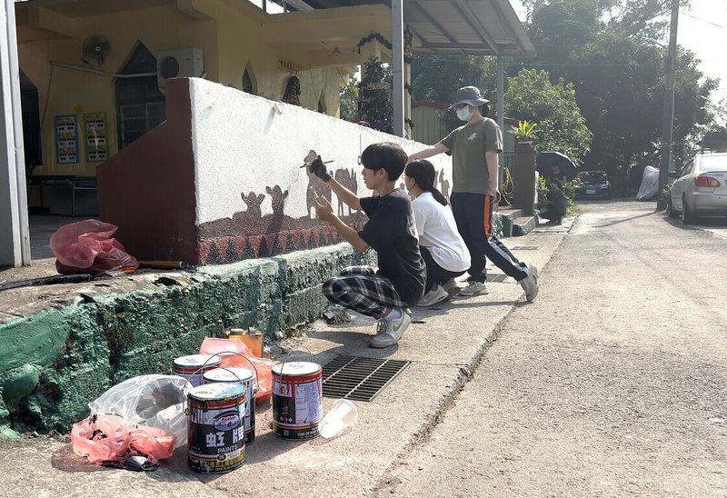 義守大學新媒體設計系師生走出校園，與屏東縣三地門鄉馬兒社區攜手啟動馬兒教會女兒牆美化工程。師生與族人以「瓦酪露信仰大道」為主題，創作壁畫。（義守大學提供）中央社記者林巧璉傳真  114年2月4日