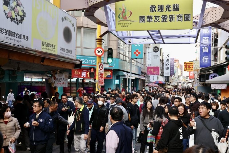 台南市政府觀光旅遊局4日指出，9天春節年假期間，台南商圈和老街吸引大批人潮，旅遊人次逾1000萬。（台南市政府提供）中央社記者張榮祥台南傳真  114年2月4日