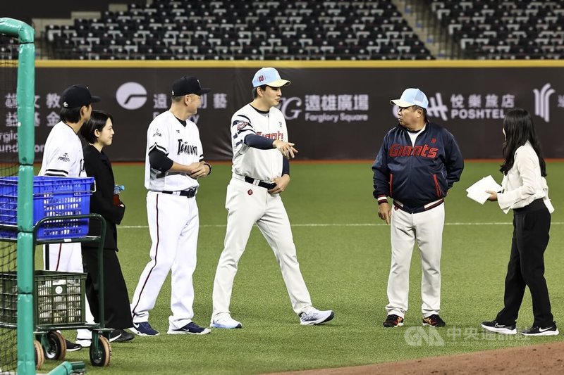 備戰經典賽資格賽台灣隊將與韓職樂天巨人打「台韓國際交流賽」,樂天巨人總教練金泰亨(右2)、投手金元中(右3)4日出席記者會並參觀台北大巨蛋比賽場地。中央社記者翁睿坤攝 114年2月4日