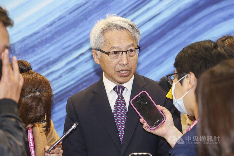 中研院長廖俊智(中)4日受訪時針對預算遭刪相關議題表示,全國學研單位都面臨預算問題,但應該提高全國科研經費,台灣已經落後鄰近競爭國家,「全國的科技研究跟教育經費都應該逐步上升」。中央社記者鄭清元攝 114年2月4日