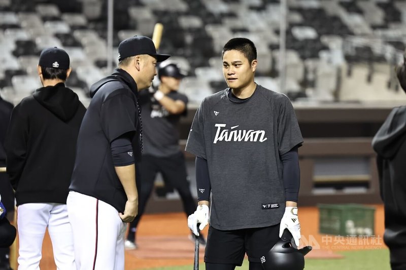 備戰世界棒球經典賽(WBC)資格賽,台灣隊4日在台北大巨蛋練球,圖為台灣隊總教練曾豪駒(前左)上前提點外野手宋晟睿(前右)。中央社記者翁睿坤攝 114年2月4日