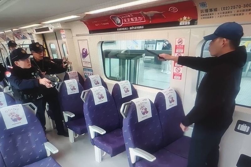 2025台灣燈會在桃園市舉辦,市警局4日在機捷A17領航站舉辦「防制重大人為危安及防踩踏疏散」實警演練,模擬歹徒持刀恐嚇,捷運警察立即疏散車廂及站體民眾,支援警方於第一時間上車與其對峙,並以優勢警力壓制。(捷運警察隊提供)中央社記者吳睿騏桃園傳真 114年2月4日