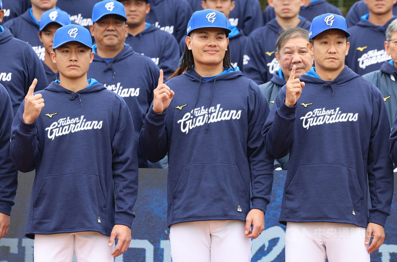 中華棒職富邦悍將李宗賢（前左）入選世界棒球經典賽（WBC）資格賽台灣隊36人名單，他表示，有這個機會很期待也很榮耀。悍將隊4日進行開訓儀式，李宗賢等選手也趕到嘉義一起參與，新球季擔任野手副隊長職務。中央社記者張新偉攝　114年2月4日