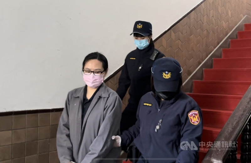 im.B吸金詐騙集團案,一審重判主嫌曾耀鋒與女友張淑芬(左),二審台灣高等法院4日召開延押庭,張淑芬庭上請求盼能以新台幣50萬元交保。中央社記者劉世怡攝 114年2月4日