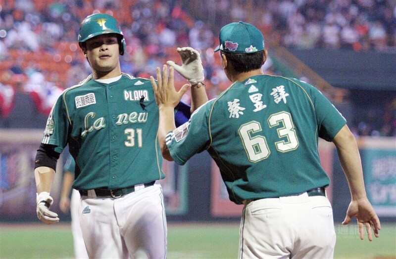 林智勝(左)中職生涯從2004年La New熊隊(Lamigo桃猿隊前身)開始。圖為林智勝2007年職棒總冠軍賽第5戰6局上擊出一分全壘打。(中央社檔案照片)