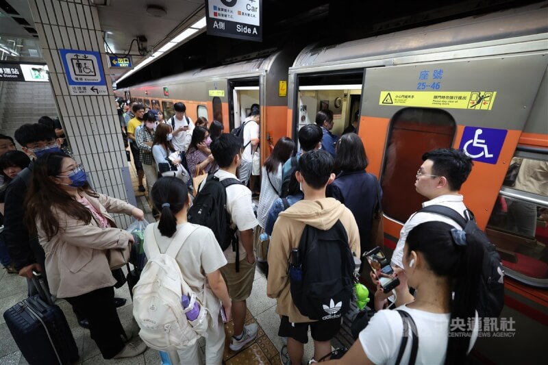 圖為去年端午連假台鐵台北車站月台排隊搭車旅客。（中央社檔案照片）