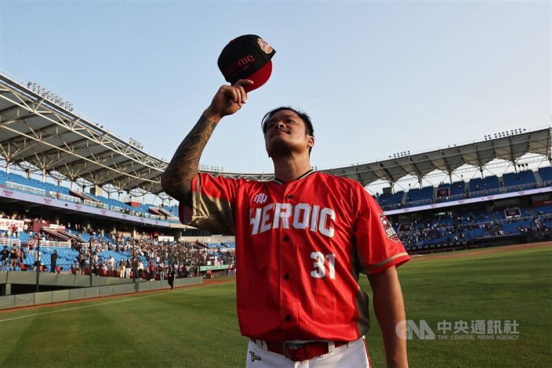 林智勝2023年4月16日轟出生涯第300支全壘打,賽後林智勝到場中脫帽向支持球迷致意。(中央社檔案照片)