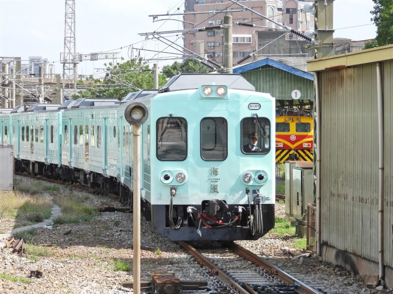 台鐵5日指出，觀光列車「海風號」（圖）、「山嵐號」都以台灣自然景觀為設計靈感發想，其中「海風號」的外觀色彩靈感來自台灣近海的湛藍與翠綠，營造出清新優雅的氛圍。（台鐵提供）