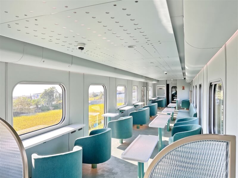 觀光列車「海風號」有全景落地窗,全部座椅都以馬卡龍色系與復古沙發規畫,有4人座沙發座及面海雙人座椅,營造絕美拍攝氛圍。(台鐵提供)