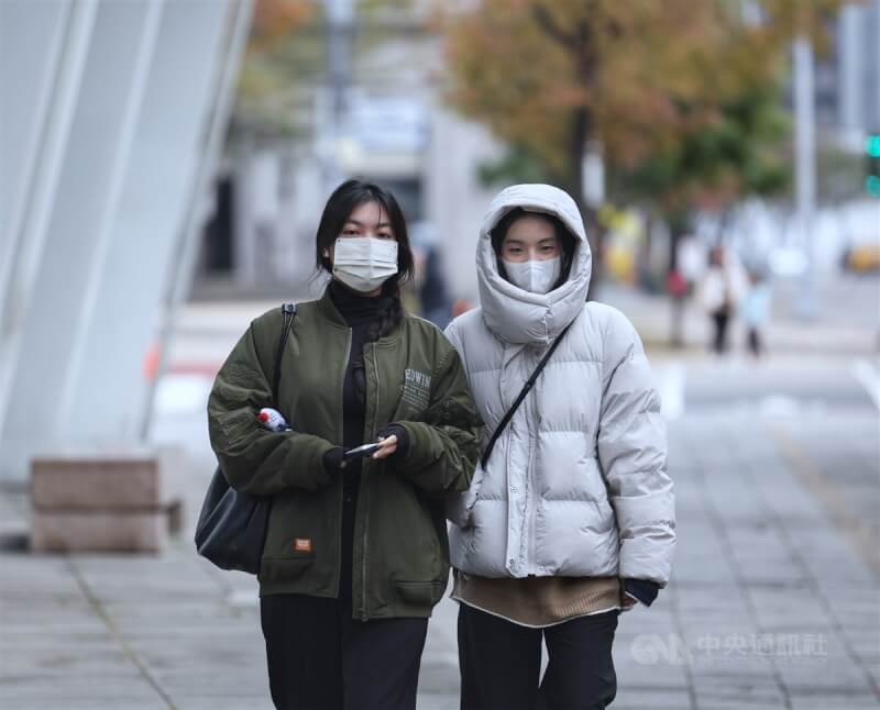 台北市中山區街頭民眾穿著厚外套保暖。（中央社檔案照片）