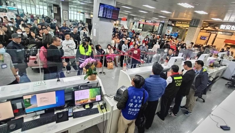 民國114年春節假期較往年長，根據金門航空站提供資料，自1月30日至2月3日金門往台灣航班單向疏運人次約為2萬5000人，2月1至3日透過金門航空站聯合候補櫃檯補上652人。圖為聯合候補櫃檯說明加班機規定。（金門航空站提供）中央社記者吳玟嶸傳真  114年2月4日