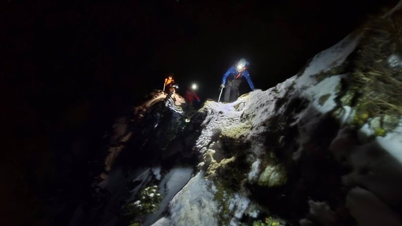 玉山國家公園管理處4日提醒,近期山區積雪、氣溫極低,沒帶雪地裝備、怕冷、體能不佳的山友切勿輕易參加長程縱走行程。圖為日前馬博拉斯橫斷烏拉孟斷崖人員墜谷搜救情形(玉山國家公園管理處提供)中央社記者蕭博陽南投縣傳真 114年2月4日