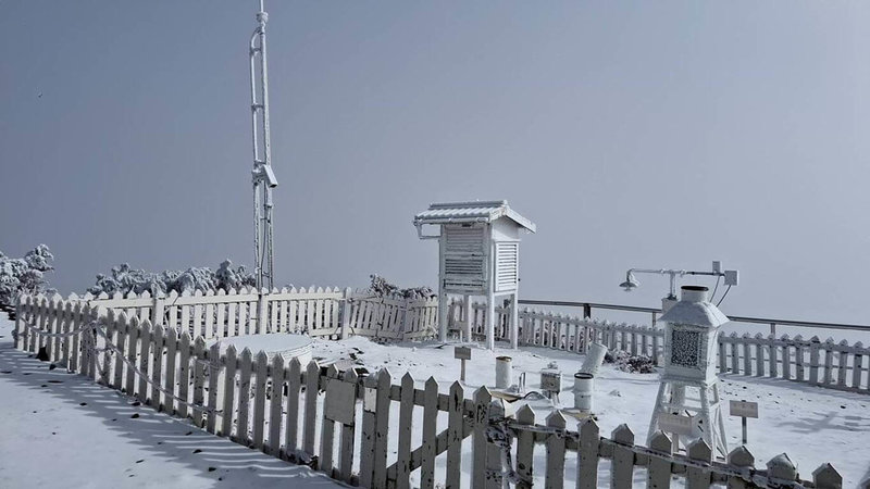 中央氣象署表示,玉山氣象站4日中午12時50分起下雪,至下午2時40分雪停,觀測坪被白雪覆蓋。(氣象署提供)中央社記者張雄風傳真 114年2月4日