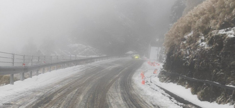 合歡山4日降雪霰陣陣，雖然後續下雨導致雪融，但仍有局部結冰；考量安全，交通部公路局宣布，台14甲線翠峰至大禹嶺路段4日夜間至5日清晨預警性封閉。（交通部公路局提供）中央社記者蕭博陽南投縣傳真  114年2月4日