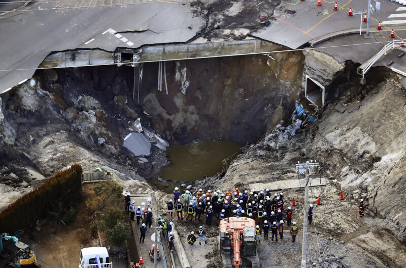 日本埼玉縣八潮市一處路口1月28日出現「天坑」造成一輛卡車掉落，相關單位搜救失聯駕駛進入第8天仍陷瓶頸。（共同社）