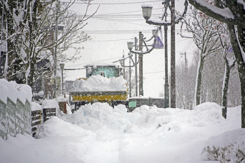 北海道釧路市4日上午大雪。（共同社）