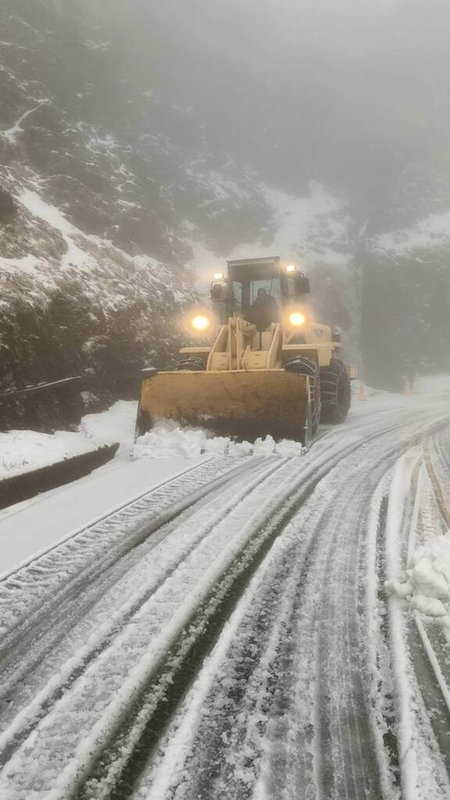 寒流影響搭配水氣移入,合歡山4日凌晨陸續降冰霰,道路、邊坡覆蓋薄薄冰雪,交通部公路局清晨出動鏟雪車清除道路積雪。(公路局提供)中央社記者蕭博陽南投縣傳真 114年2月4日