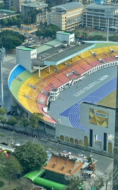 新北市板橋體育場為5月世界壯年運動會射箭和田徑競賽場地,階梯觀眾席顏色依序為紅、橙、黃、綠、藍,網友們形容像被彩虹環繞擁抱。中央社記者黃旭昇新北攝 114年2月4日