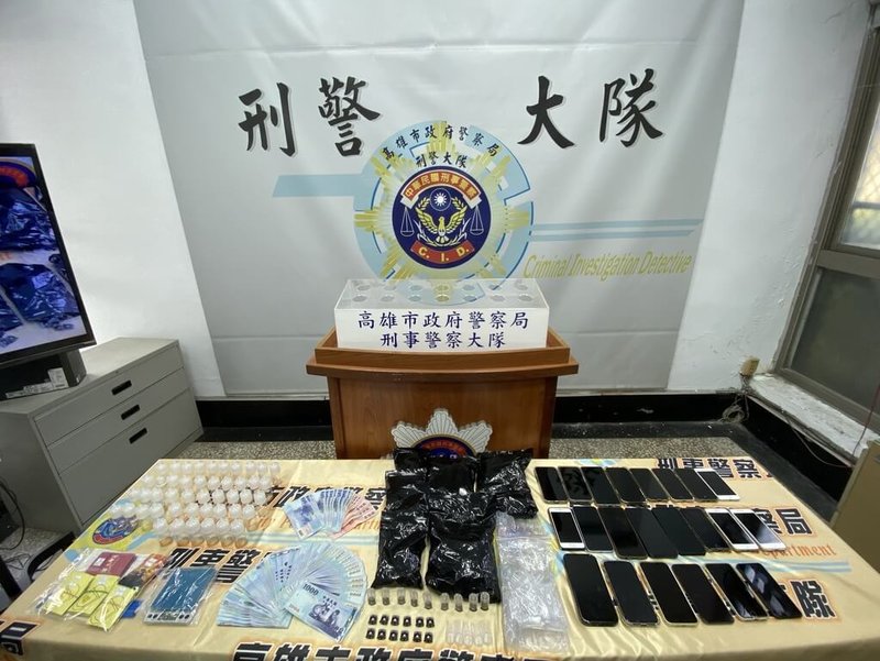 高雄市警察局刑事警察大隊與左營分局組成專案小組，民國113年12月間持搜索票至高雄市鼓山區美術館一帶新成屋搜索，破獲「喪屍菸彈」分裝場並查獲36歲鄭姓主嫌等6人及市價約新台幣600萬元毒品等證物。（高雄市警察局刑事警察大隊提供）中央社記者張已亷傳真  114年2月5日