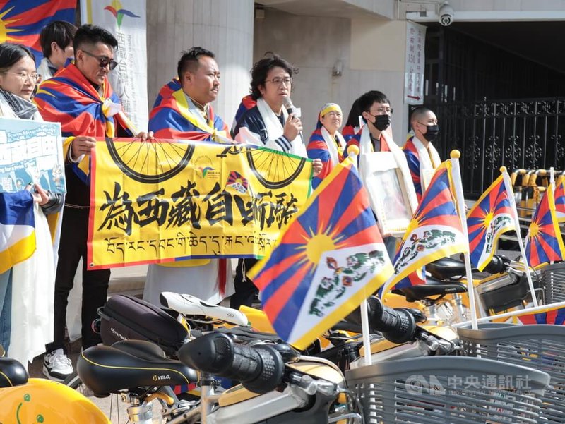 西藏台灣人權連線與數個聲援團體5日上午10時在立法院群賢樓前召開「為西藏自由而騎」記者會。中央社記者李雅雯攝 114年2月5日