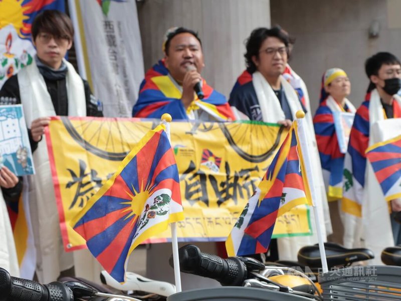 西藏台灣人權連線與數個聲援團體5日上午10時在立法院群賢樓前召開「為西藏自由而騎」記者會,西藏青年會主席貢布頓珠(持麥克風者)表示,中共正對西藏進行全面的文化滅絕,需要外界更多的擔憂與關注。中央社記者李雅雯攝 114年2月5日