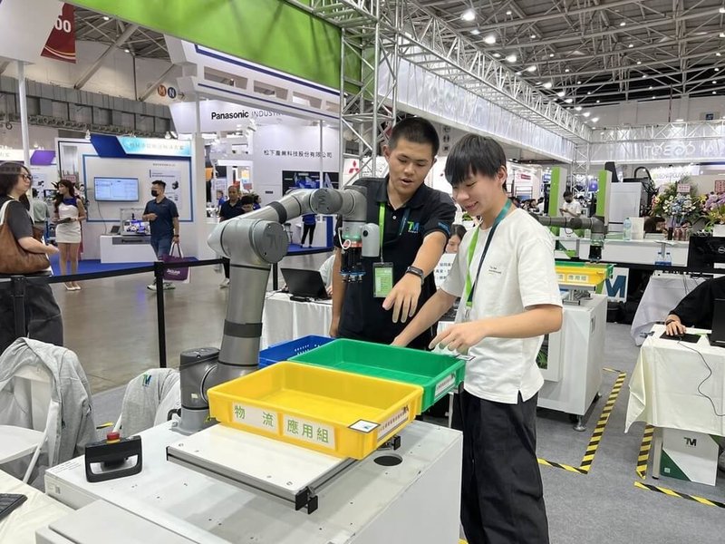 教育部5日發布新聞稿，透過「高級中等學校新興科技教育遠距示範服務計畫」委託高雄師範大學開發課程，讓高中生提早接觸新興科技，圖為台中高工與達明機器人股份有限公司合作辦理的「全國智慧製造應用競賽」，讓學生在實作中學習。（教育部提供）中央社記者陳至中台北傳真 114年2月5日