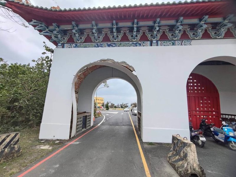 墾丁國家森林遊樂區牌樓疑遭車撞,導致車道拱門鋼板變形,屏東縣政府警察局恆春分局目前仍在調閱監視器追查肇事者。(屏東縣政府警察局恆春分局提供)中央社記者黃郁菁傳真 114年2月5日
